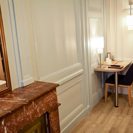 Hotel Du Dauphin Lyon Bagian luar foto