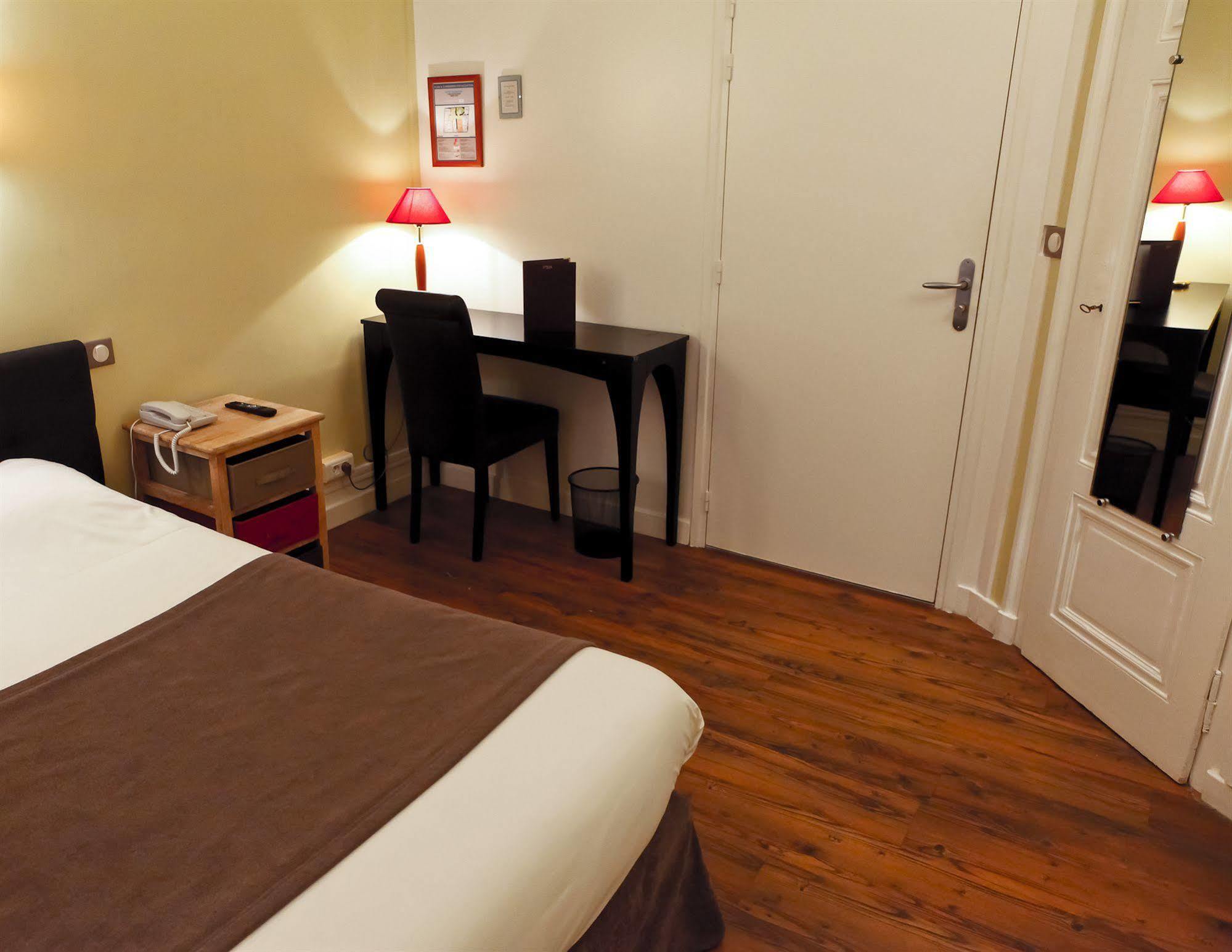 Hotel Du Dauphin Lyon Bagian luar foto